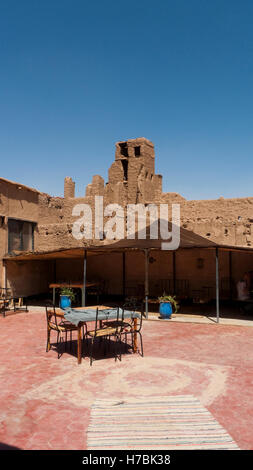 Terrazza al Chez Yacob, un ristorante di Tamnougalt, Valle di Draa, Marocco Foto Stock