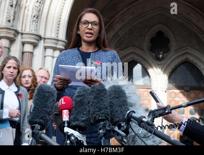 Privata SCM co-fondatore Gina Miller fa una dichiarazione al di fuori del Tribunale dopo aver vinto la sua sfida alla decisione Brexit Foto Stock