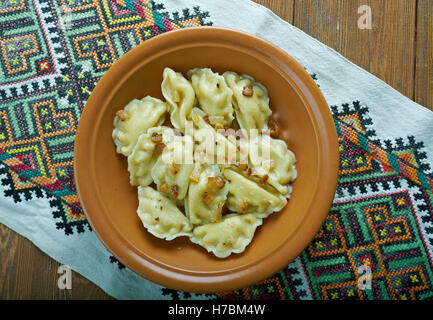 Pierogi ruskie gnocchi che varie topping.popolare della Galizia e Transcarpathia Foto Stock