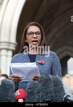 Privata SCM co-fondatore Gina Miller fa una dichiarazione al di fuori del Tribunale dopo aver vinto la sua sfida alla decisione Brexit Foto Stock