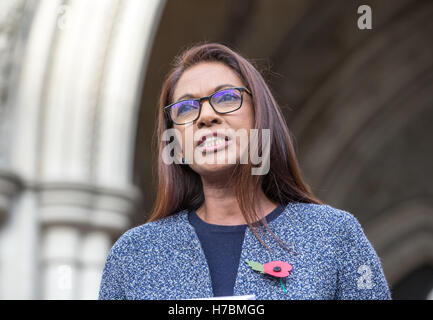 Privata SCM co-fondatore Gina Miller fa una dichiarazione al di fuori del Tribunale dopo aver vinto la sua sfida alla decisione Brexit Foto Stock