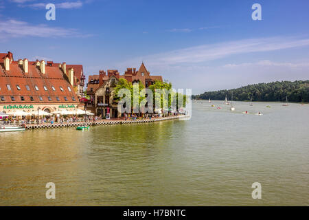 La città Mikolajki nella regione Masuria in Polonia, con un lago e la gente di sport acquatici. Foto Stock