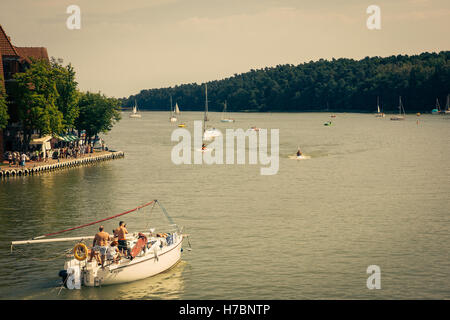 Un lago in Mikolajki, Polonia, e la gente sulla vela l'acqua. Foto Stock