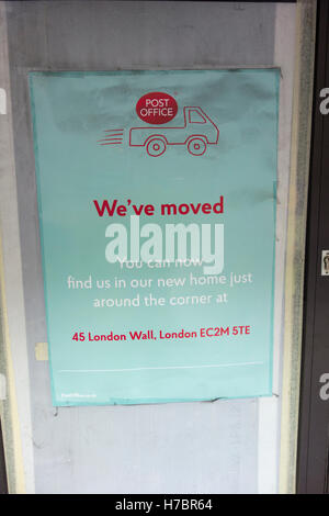 "Abbiamo spostato nel segno al di fuori di una chiusa Post Office su Moorgate. Città di Londra, Regno Unito Foto Stock