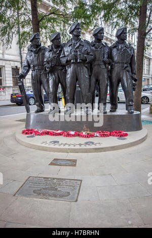 Il Royal reggimento serbatoio Memorial. Scultura di Vivien Mallock in Whitehall Court, Londra Foto Stock