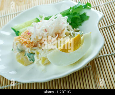 Insalata di patate ricetta - Ensaladilla Rusa con salmone . closeup di una piastra Foto Stock