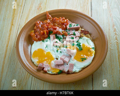 Colazione Full set - soffritto di salsiccia, uova fritte, insalata di verdure Foto Stock