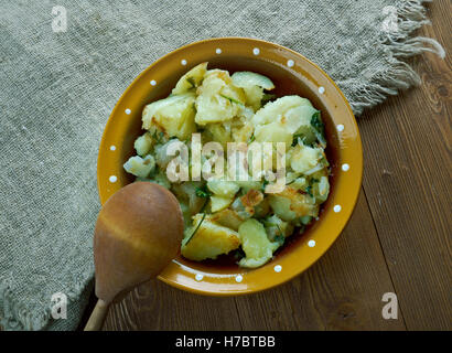 Tushanka- bielorusso stufato di patate su un sfondo di legno Foto Stock