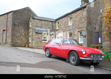 MGB GT Sport auto parcheggiate nel villaggio di Middlesmoor, North Yorkshire Regno Unito Foto Stock