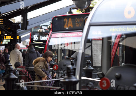 Harrogate North Yorkshire passeggeri presso la stazione degli autobus Foto Stock