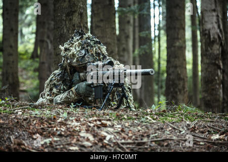 Sniper indossando Ghillie Suit Foto Stock