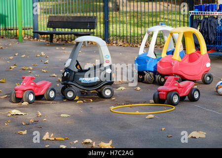 Bambini abbandonati delle attrezzature da gioco nel parco giochi vuota, Autunno, Victoria Park Overlands centro, a est di Londra Foto Stock