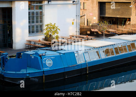 Canal Boat Alfred Le Roy, un galleggiante cocktail bar al di fuori della cassa Brewery, Hackney Wick, Stratford, Londra, Regno Unito Foto Stock