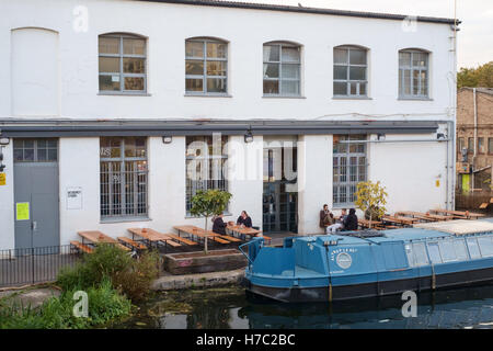 Il bianco edificio technology center, Stratford / stoppino di Hackney, Londra UK - home della cassa birreria ristorante Pizzeria Foto Stock