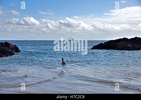 Nuoto in disagiate baia sulla costa nord ovest dell Isola di Ascensione. La Tall Ship all'orizzonte è la corteccia di Europa. Foto Stock