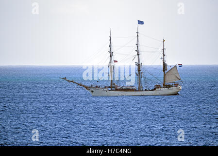 La Dutch Tall Ship " Europa " che sono ancorate al largo di Georgetown Isola di Ascensione nel sud dell'Oceano Atlantico Foto Stock