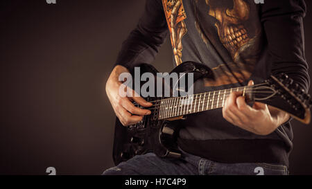 Uomo bello suonare la chitarra electro, studio shot Foto Stock