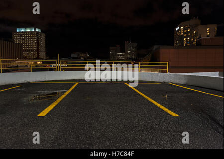 Parcheggio in garage di notte Foto Stock