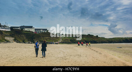 Due amici a fare una passeggiata su una mattina nuvoloso vicino a Clonakilty capezzagna con l'hotel a Clonakilty in vista in background. Foto Stock