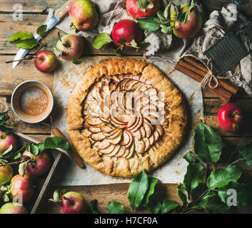 Apple la crostata con cannella servita con fresco giardino di mele con foglie sul legno rustico sfondo, vista superiore, orizzontale c Foto Stock