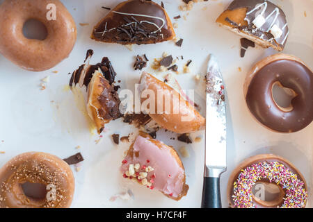 Una scatola di mezzo mangiato ciambelle. Foto Stock