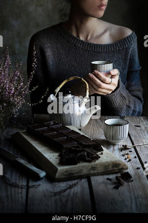 Tea time: donna di bere una tazza di tè Foto Stock