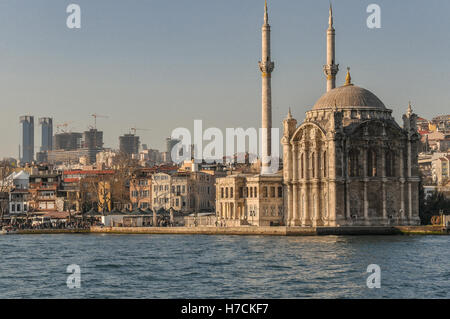 La moschea di Ortaköy, sul versante europeo del Bosforo a Istanbul. Nuovi edifici in costruzione può essere visto che ho Foto Stock