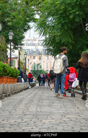 Small Alley sulla collina di Montmartre a Parigi - molto romantico punto Foto Stock