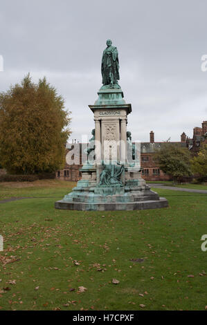 Statua commemorativa del primo ministro britannico William Ewart Gladstone Foto Stock