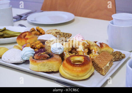 Pane appena sfornato fatta in casa closeup diversi baklava pasticcini, torte e sweetys su una piastra quadrata Foto Stock