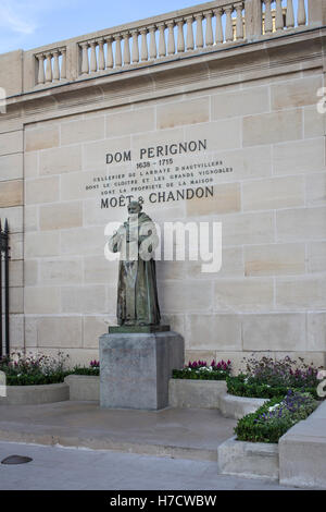 Dom Perignon statua di Moet & Chandon a Epernay, Francia Foto Stock