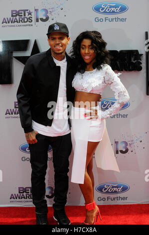 Chris Brown (l) e Sevyn Streeter frequentare la Ford tappeto rosso al 2013 BET Awards presso il Nokia Theatre di Los Angeles In diretta su Giugno 30, 2013 a Los Angeles, California. Foto Stock