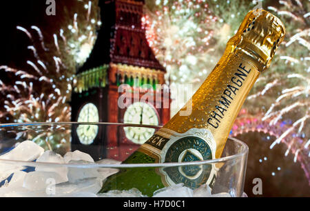CAPODANNO OGNI champagne DEL BIG BEN sul ghiaccio in una borsa frigo con Big Ben e London Eye alle spalle a mezzanotte con grandi feste fuochi d'artificio Londra Regno Unito Foto Stock