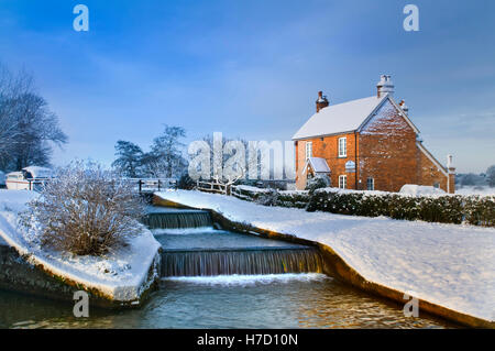 Fiume Wey inverno neve & capanna-custodi cottage a Papercourt Lock All'alba su un pittoresco inverno innevato giorno Surrey UK Foto Stock