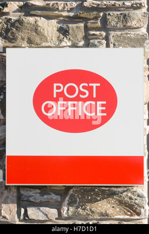 Post Office segno sul muro di pietra Foto Stock