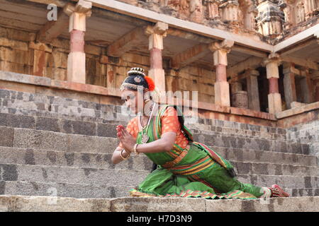 Kuchipudi è uno degli otto di danza classica con forme di india,da parte dello Stato di Andhra Pradesh.Qui il ballerino esegue a un tempio con le sculture Foto Stock