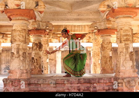 Kuchipudi è uno degli otto di danza classica con forme di india,da parte dello Stato di Andhra Pradesh.Qui il ballerino esegue a un tempio con le sculture Foto Stock