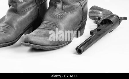 Vecchio stivali da cowboy e cowboy pistola in bianco e nero con una stanza per il tipo di.. Foto Stock