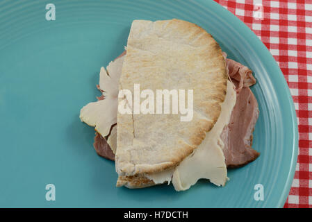 Tostare pita pane sandwich con pollo e arrosti di carni bovine Foto Stock