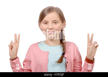 Giovane ragazza che mostra le sue mani facendo il gesto della vittoria Foto Stock