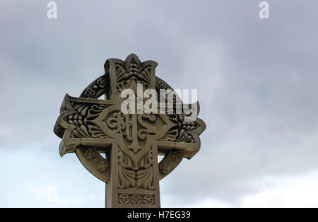 Religiosi in pietra scolpita in croce con simboli Foto Stock