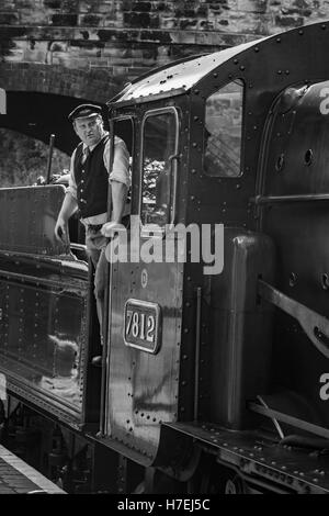 Treno a vapore a Arley stazione ferroviaria in bianco e nero, in Severn Valley Railway, Worcestershire, England, Regno Unito Foto Stock