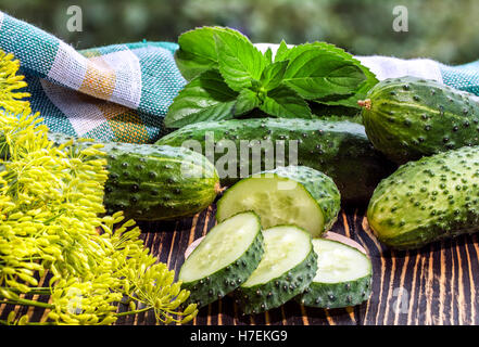 Cetriolo fresco sul vecchio tavolo in legno Foto Stock