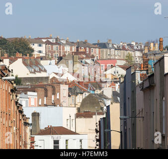 Una vista su Picton Street in Montpelier, Bristol. Guardando verso i molti strati di alloggiamento terrazzati. Foto Stock