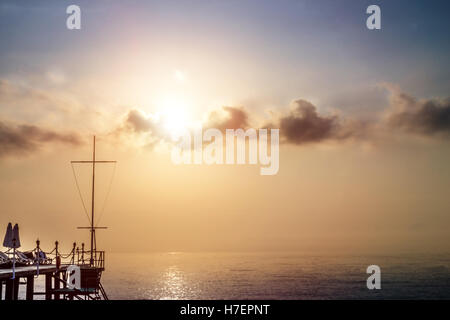 Alba sul molo dopo la pioggia, sfondo Foto Stock