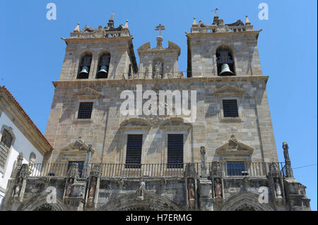 Torri di pietra del Sé de Braga cattedrale, Braga, Portogallo Foto Stock