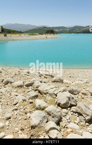 Il serbatoio Embalse de los Bermejales in Andalusia, Spagna, con un basso livello di acqua durante una ondata di caldo Foto Stock