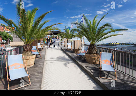 Amburgo Del Mar beach bar presso il St Pauli Landungsbrucken sul fiume Elba, Amburgo, Germania Foto Stock