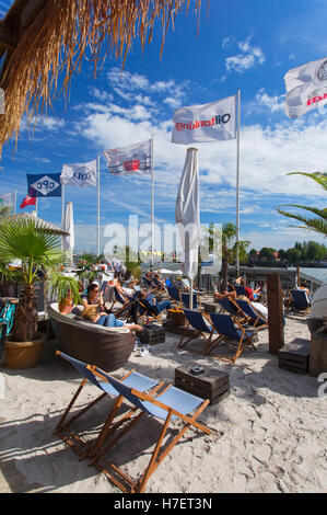 Amburgo Del Mar beach bar presso il St Pauli Landungsbrucken sul fiume Elba, Amburgo, Germania Foto Stock