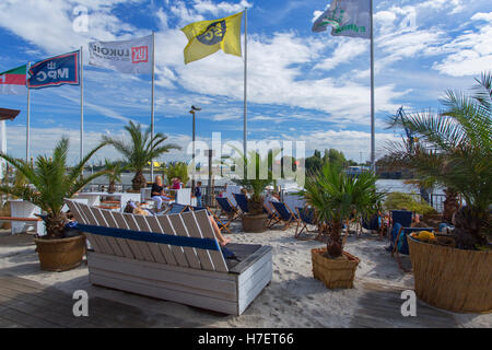 Amburgo Del Mar beach bar presso il St Pauli Landungsbrucken sul fiume Elba, Amburgo, Germania Foto Stock